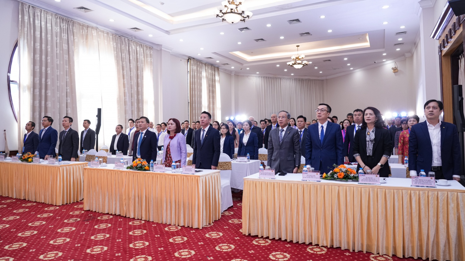 Các đại biểu thực hiện nghi thức chào cờ.