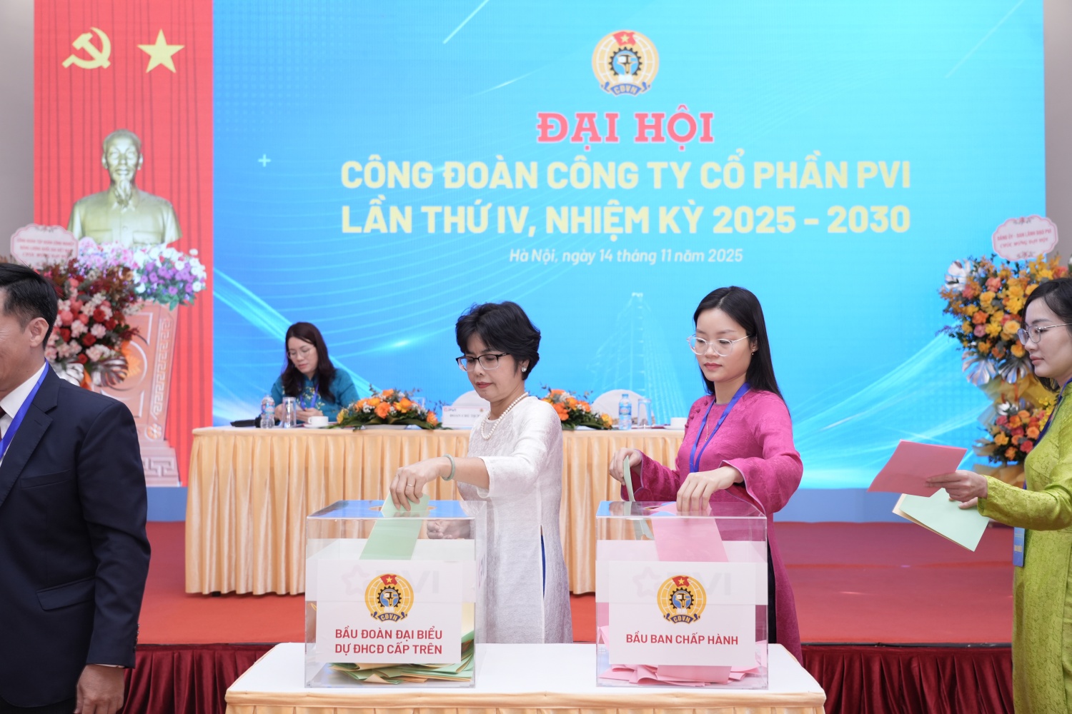 Các đại biểu bỏ phiếu bầu cử tại Đại hội.