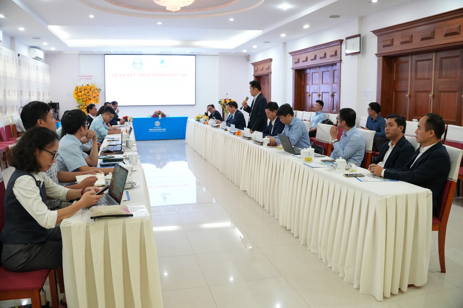 Toàn cảnh lễ ký kết thoả thuận hợp tác giữa BSR và UTE Toàn cảnh lễ ký kết thoả thuận hợp tác giữa BSR và UTE