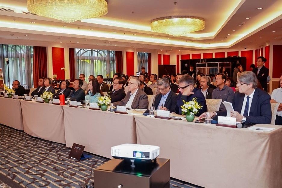 Hội đồng giám khảo quốc tế cân nhắc các phương án thiết kế hàng đầu thế giới cho kiến trúc nhà ga hành khách cảng hàng không Gia Bình Hội đồng giám khảo quốc tế cân nhắc các phương án thiết kế hàng đầu thế giới cho kiến trúc nhà ga hành khách cảng hàng không Gia Bình