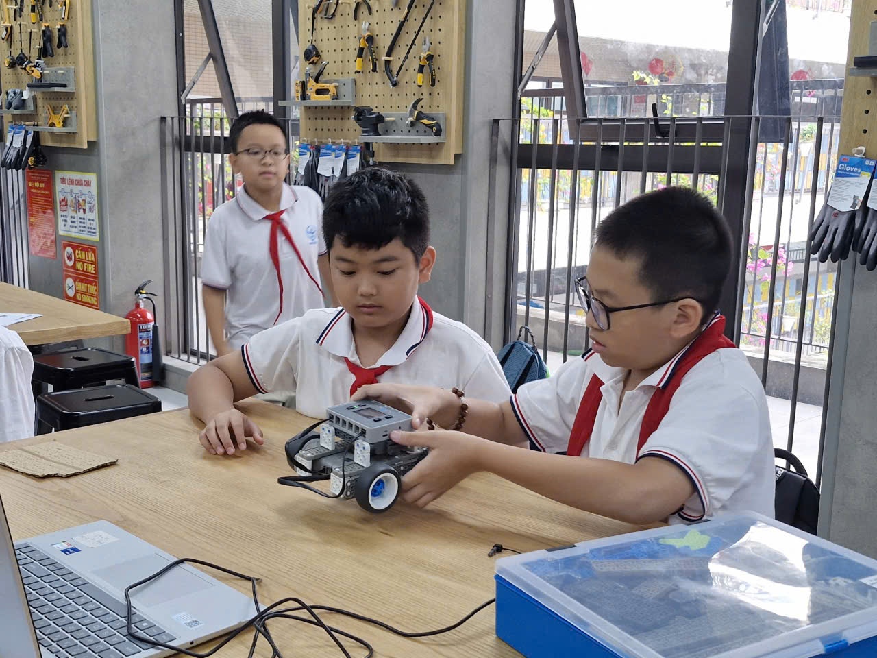 Petrovietnam đầu tư phòng STEM cho Điện Biên: Cơ hội thu hẹp khoảng cách giáo dục vùng cao Petrovietnam đầu tư phòng STEM cho Điện Biên: Cơ hội thu hẹp khoảng cách giáo dục vùng cao