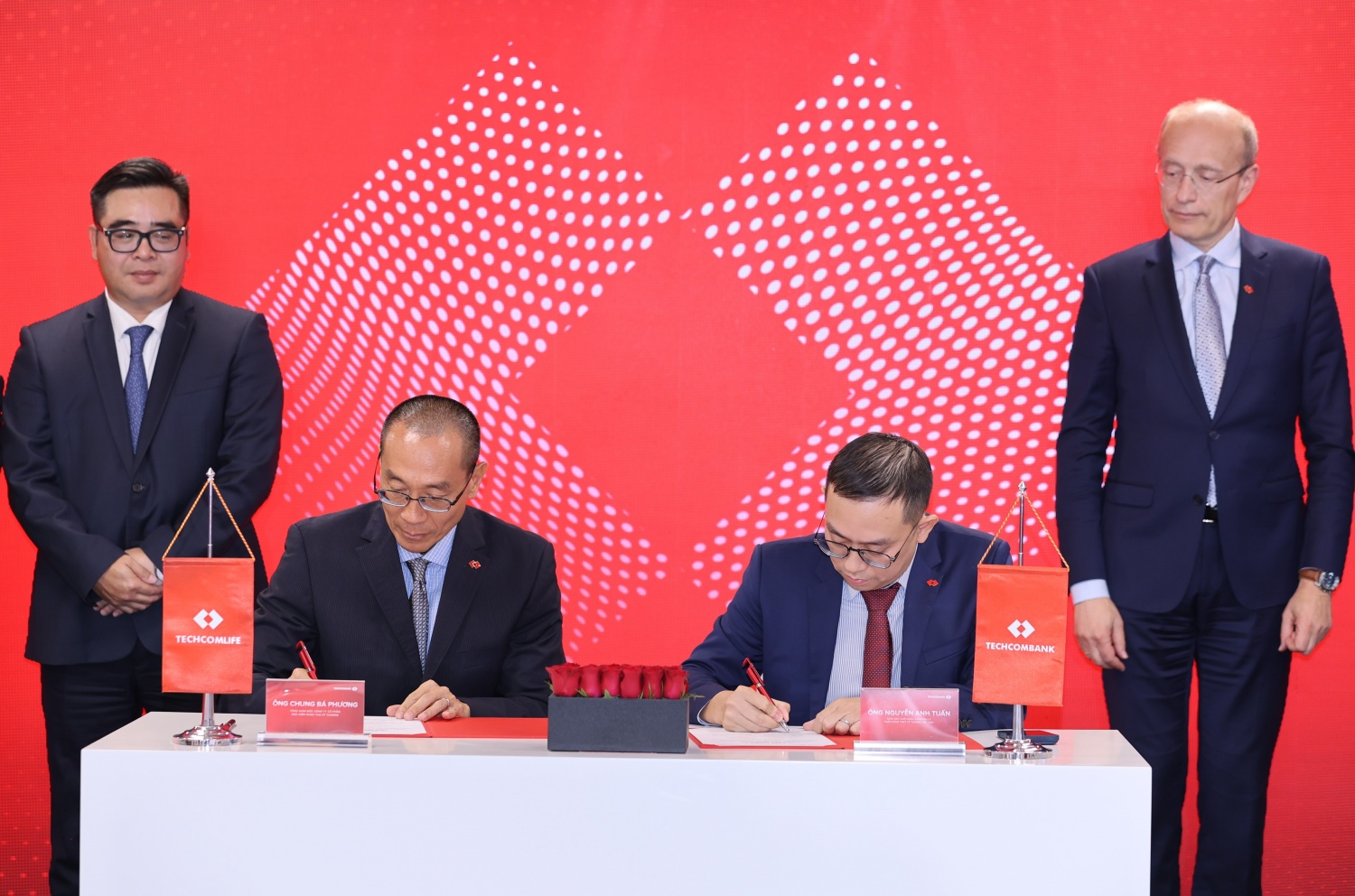 Techcombank phân phối sản phẩm Techcom Life: Bước tiến mới cho hệ sinh thái tài chính - bảo hiểm liền mạch Techcombank phân phối sản phẩm Techcom Life: Bước tiến mới cho hệ sinh thái tài chính - bảo hiểm liền mạch