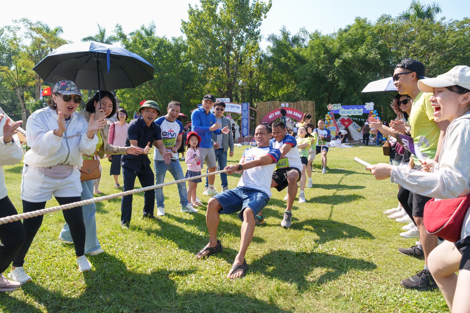 [Chùm ảnh] Sôi nổi Ngày hội Văn hóa Thể thao 30 năm PVI: “One Beat - One Dream”