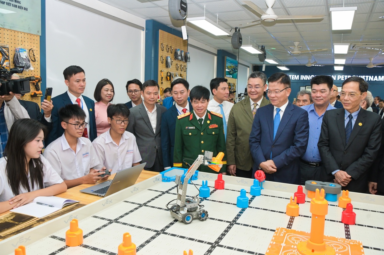 [Chùm ảnh] Petrovietnam khánh thành hai phòng thực hành giáo dục STEM tại Thanh Hóa