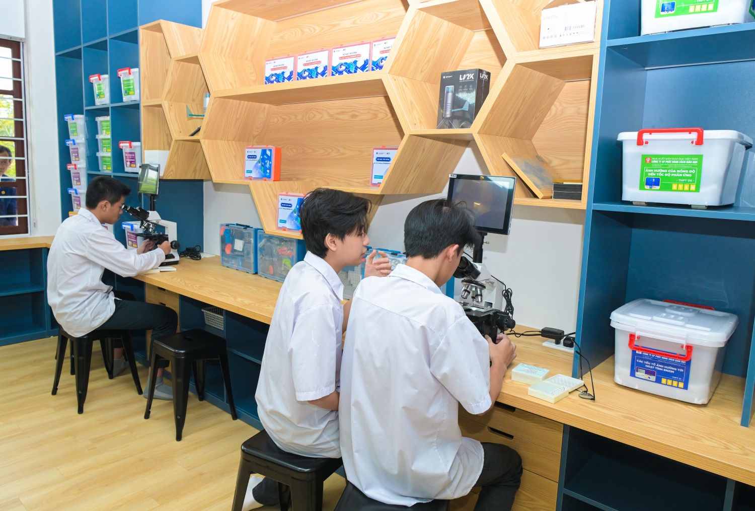 [Chùm ảnh] Petrovietnam khánh thành hai phòng thực hành STEM tại Thanh Hóa