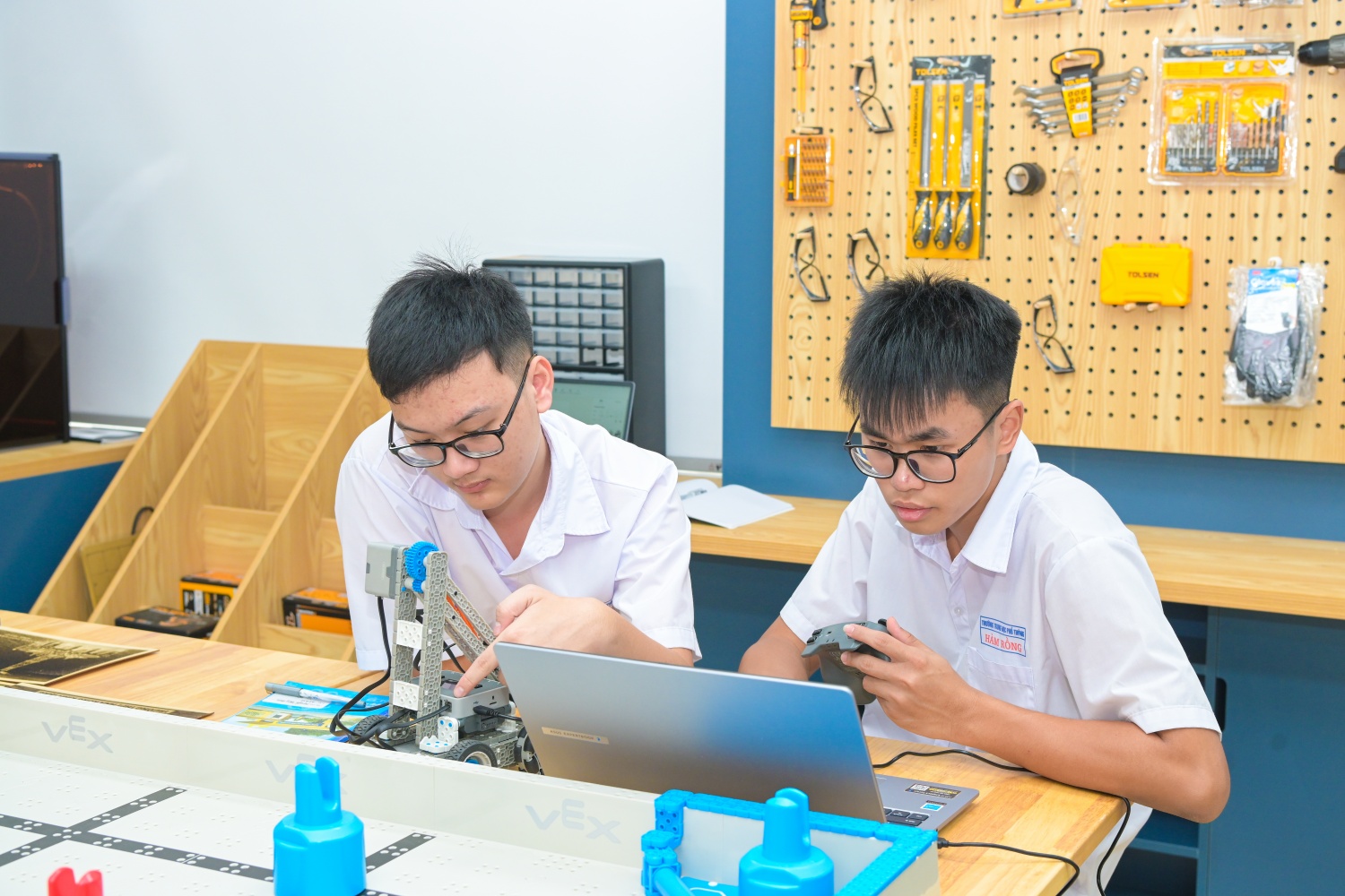 [Chùm ảnh] Petrovietnam khánh thành hai phòng thực hành STEM tại Thanh Hóa