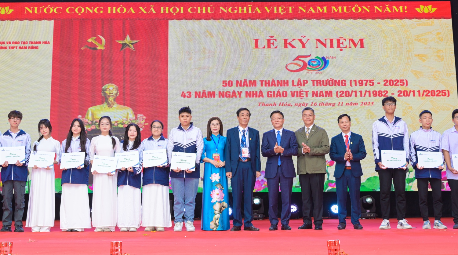 [Chùm ảnh] Petrovietnam khánh thành hai phòng thực hành STEM tại Thanh Hóa