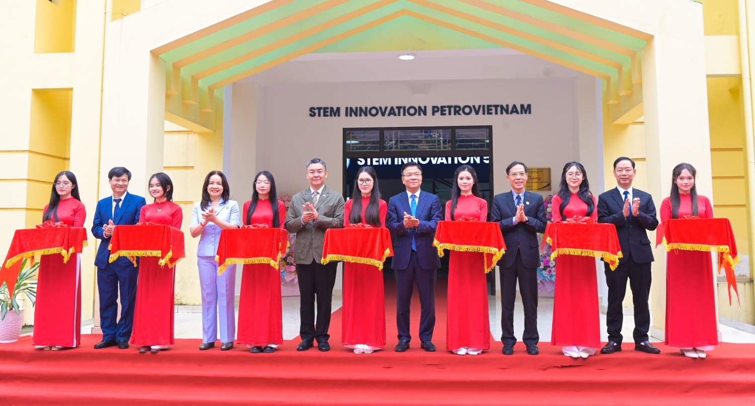 [Chùm ảnh] Petrovietnam khánh thành hai phòng thực hành STEM tại Thanh Hóa