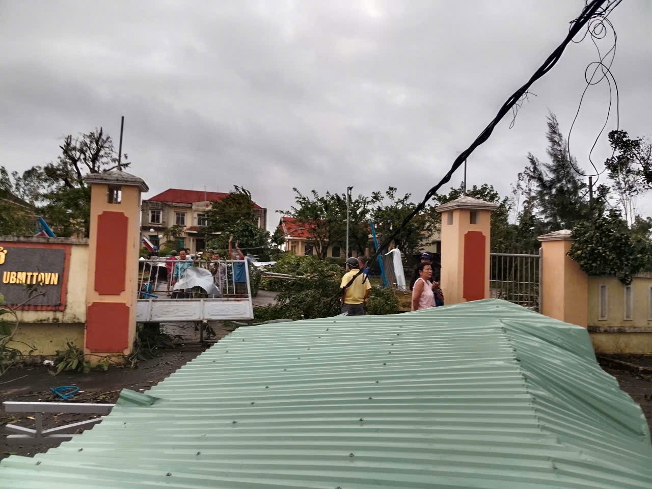 Lốc xoáy gây hư hại nhiều nhà dân tại Đà Nẵng và Quảng Ngãi Lốc xoáy gây hư hại nhiều nhà dân tại Đà Nẵng và Quảng Ngãi