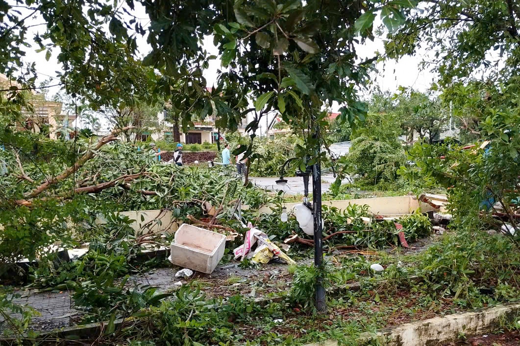 Lốc xoáy gây hư hại nhiều nhà dân tại Đà Nẵng và Quảng Ngãi Lốc xoáy gây hư hại nhiều nhà dân tại Đà Nẵng và Quảng Ngãi