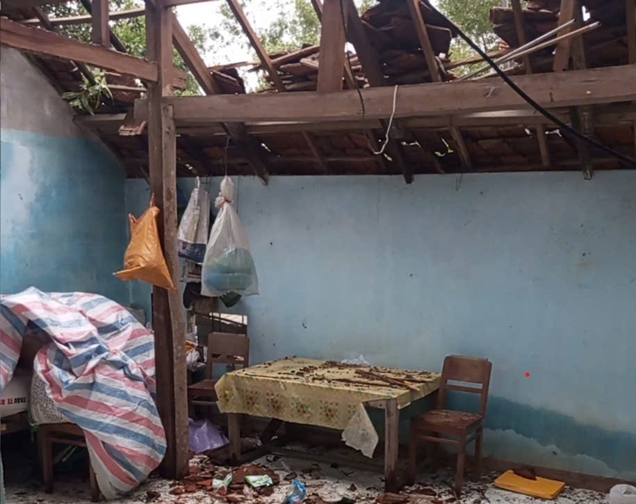 Lốc xoáy gây hư hại hàng loạt nhà dân tại Đà Nẵng và Quảng Ngãi Lốc xoáy gây hư hại hàng loạt nhà dân tại Đà Nẵng và Quảng Ngãi