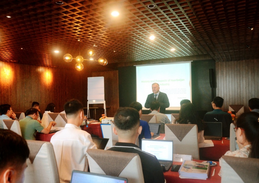 Chương trình đào tạo về Phương pháp tiên tiến và thực tiễn trong khai thác dầu khí và công nghệ mỏ do các chuyên gia Azerbaijan giảng dạy Chuyên gia Azerbaijan dẫn dắt khóa đào tạo về kỹ thuật mỏ và khai thác dầu khí tiên tiến