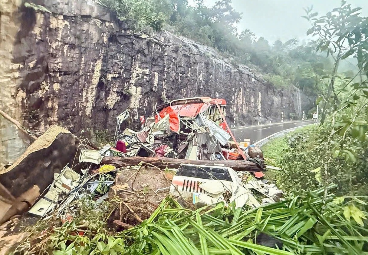 Khánh Hòa: Sạt lở đè bẹp xe khách, nhiều người thương vong