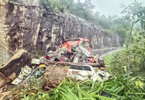 Khánh Hòa: Sạt lở đè bẹp xe khách, nhiều người thương vong