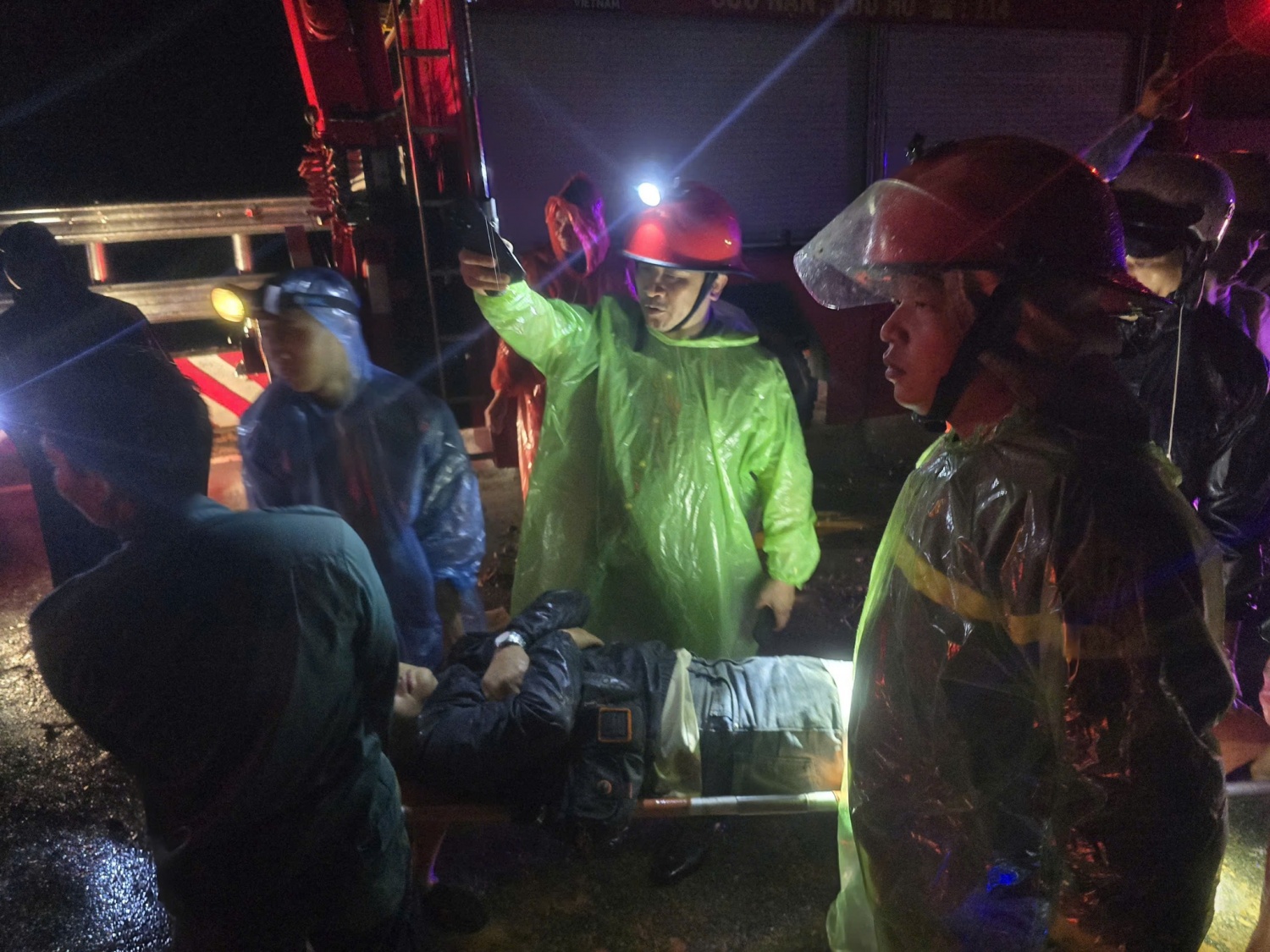 Khánh Hòa: Sạt lở, đất đá đè bẹp xe khách, nhiều người thương vong Khánh Hòa: Sạt lở, đất đá đè bẹp xe khách, nhiều người thương vong