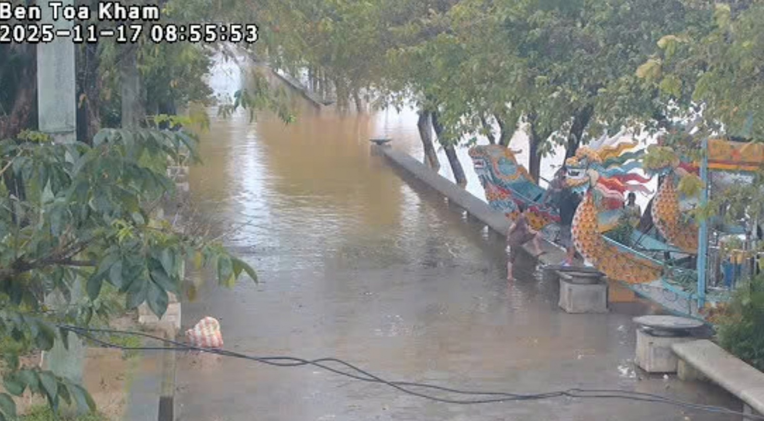 Mưa lớn kéo dài, Huế lại ngập trong biển nước Mưa lớn kéo dài, Huế lại ngập trong biển nước