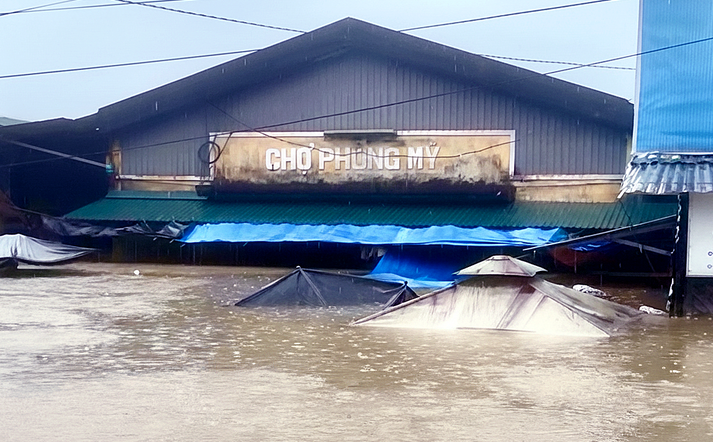 Mưa lớn kéo dài, Huế lại ngập trong Mưa lớn kéo dài, Huế lại ngập trong