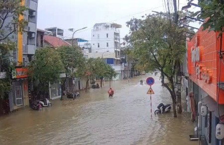 Mưa lớn kéo dài, Huế lại ngập trong "biển nước"