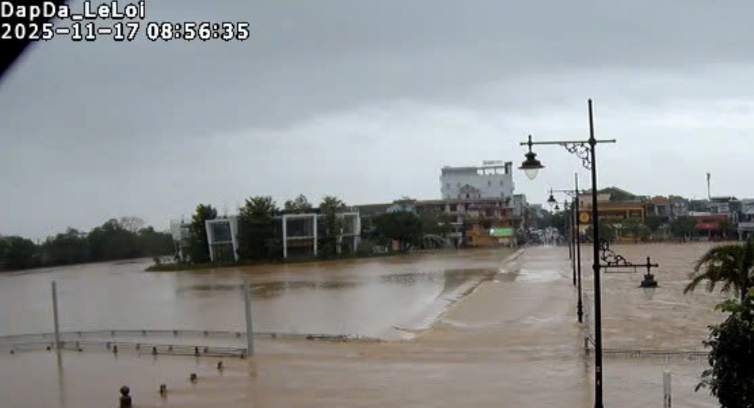 Mưa lớn kéo dài, Huế lại ngập trong biển nước Mưa lớn kéo dài, Huế lại ngập trong biển nước