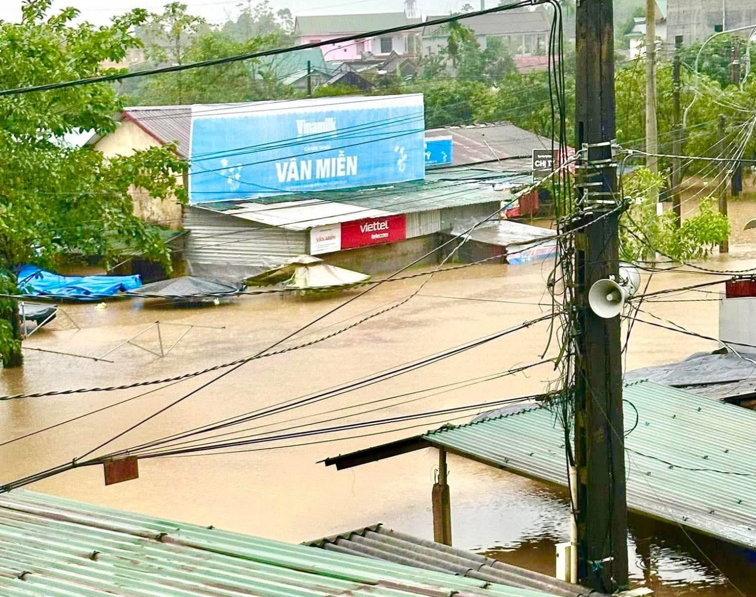 Mưa lớn kéo dài, Huế lại ngập trong biển nước Mưa lớn kéo dài, Huế lại ngập trong biển nước