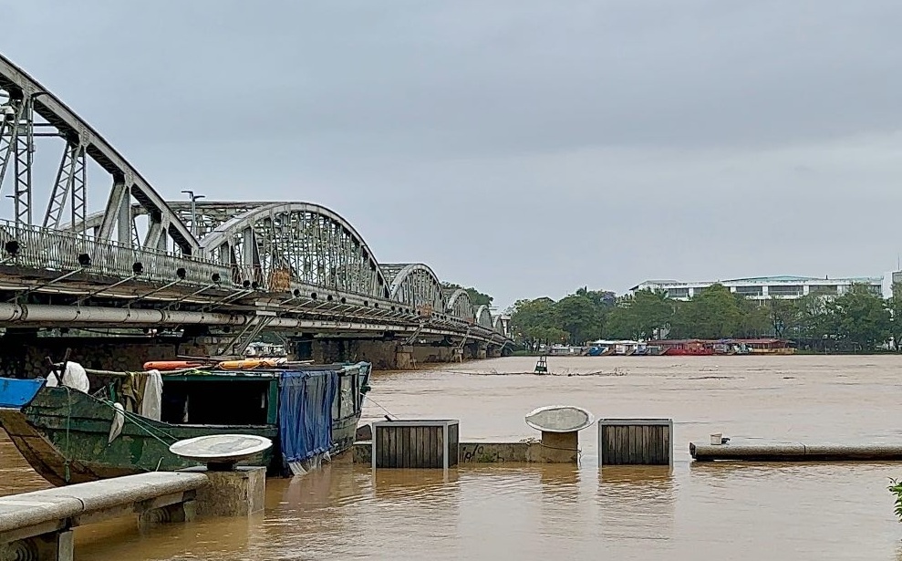 Mưa lớn kéo dài, Huế lại ngập trong biển nước Mưa lớn kéo dài, Huế lại ngập trong biển nước