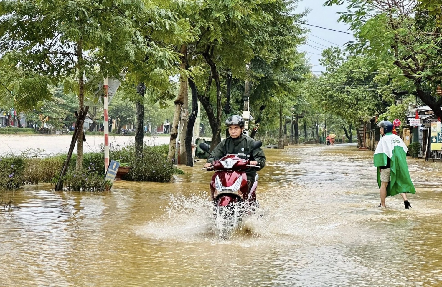 Mưa lớn kéo dài, Huế lại ngập trong biển nước Mưa lớn kéo dài, Huế lại ngập trong biển nước