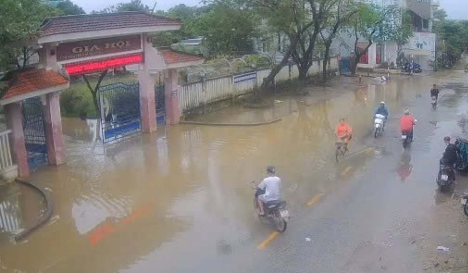 Mưa lớn kéo dài, Huế lại ngập trong biển nước Mưa lớn kéo dài, Huế lại ngập trong biển nước