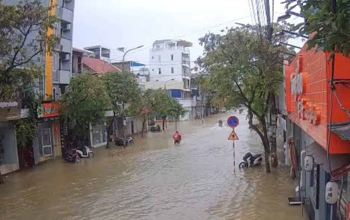 Mưa lớn kéo dài, Huế lại ngập trong biển nước Mưa lớn kéo dài, Huế lại ngập trong biển nước