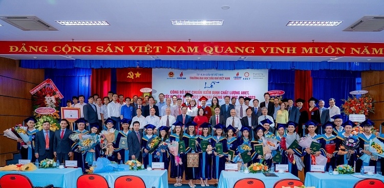 Khởi nguồn lý tưởng: Sứ mệnh và tầm nhìn PVU ngày đầu thành lập Khởi nguồn lý tưởng: Sứ mệnh và tầm nhìn PVU từ ngày đầu thành lập
