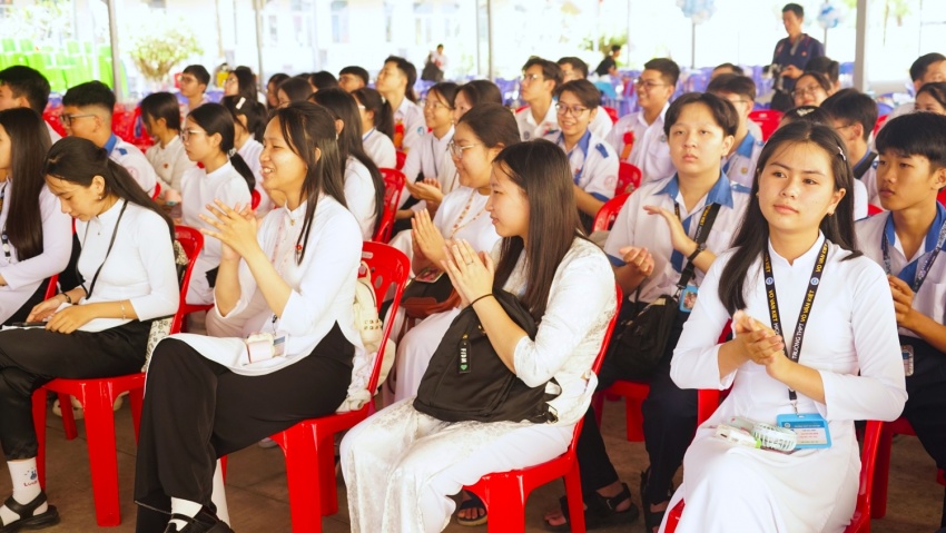STEM Innovation Petrovietnam: Một cánh cửa mới tiếp tục mở ra Ông Nguyên cũng nhấn mạnh, “STEM không còn là mô hình thử nghiệm mà đã trở thành yêu cầu của chương trình giáo dục phổ thông mới, nơi học sinh phải được rèn năng lực nghiên cứu, tư duy sáng tạo, năng lực số và kỹ năng giải quyết vấn đề thông qua hoạt động trải nghiệm”. Bởi vậy, ông đánh giá rất cao sự đồng hành của Petrovietnam, xem đây là một ví dụ tiêu biểu cho xã hội hóa giáo dục: không chỉ hỗ trợ cơ sở vật chất, mà còn mở ra cơ hội để học sinh vùng xa được tiếp cận công nghệ hiện đại, tiệm cận với môi trường học tập của những địa phương có điều kiện tốt hơn.
