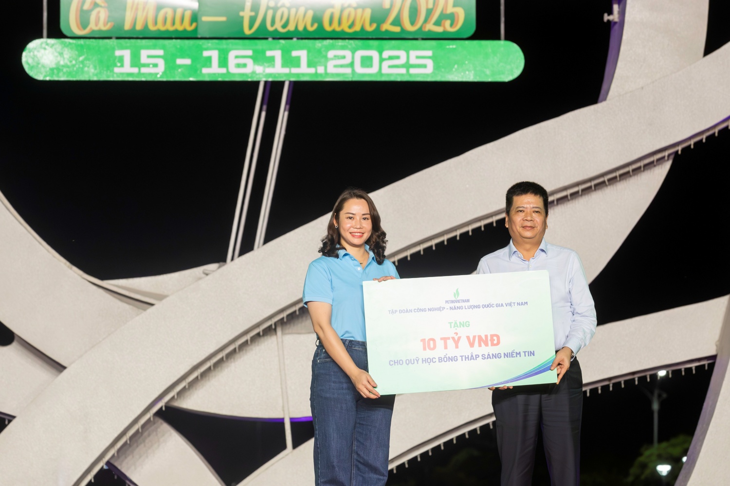 60 tỷ đồng được trao cho Quỹ Thắp Sáng Niềm Tin tại Giải Marathon Cà Mau 2025 - Cúp Petrovietnam 60 tỷ đồng được trao cho Quỹ Thắp Sáng Niềm Tin tại Giải Marathon Cà Mau 2025 - Cúp Petrovietnam