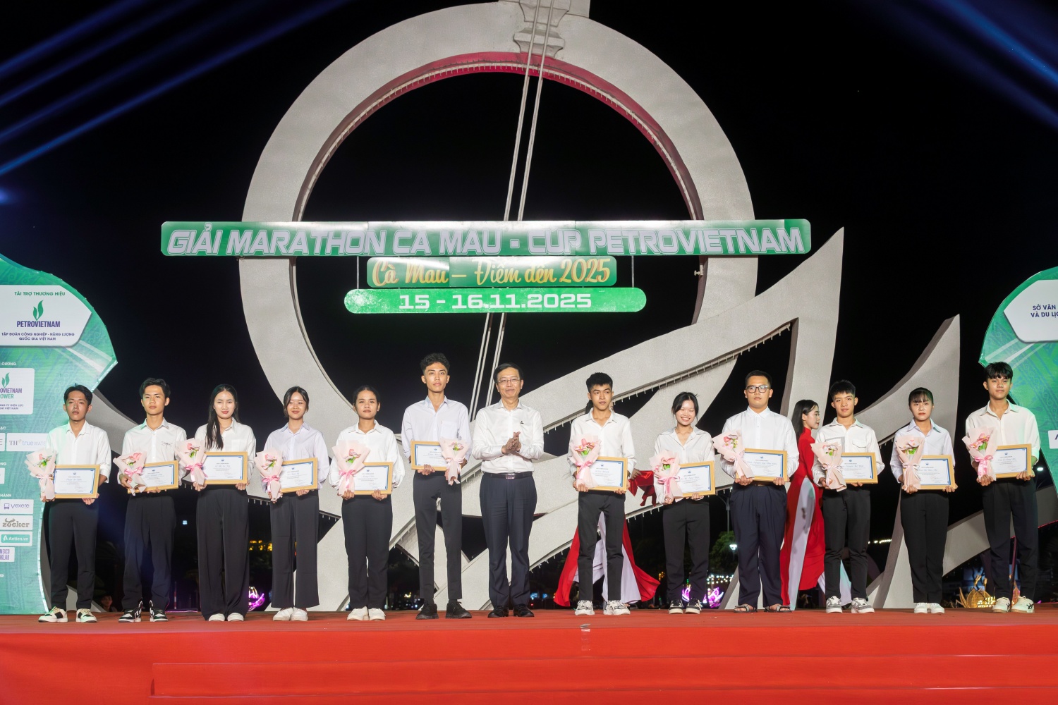 60 tỷ đồng được trao cho Quỹ Thắp Sáng Niềm Tin tại Giải Marathon Cà Mau 2025 - Cúp Petrovietnam 60 tỷ đồng được trao cho Quỹ Thắp Sáng Niềm Tin tại Giải Marathon Cà Mau 2025 - Cúp Petrovietnam