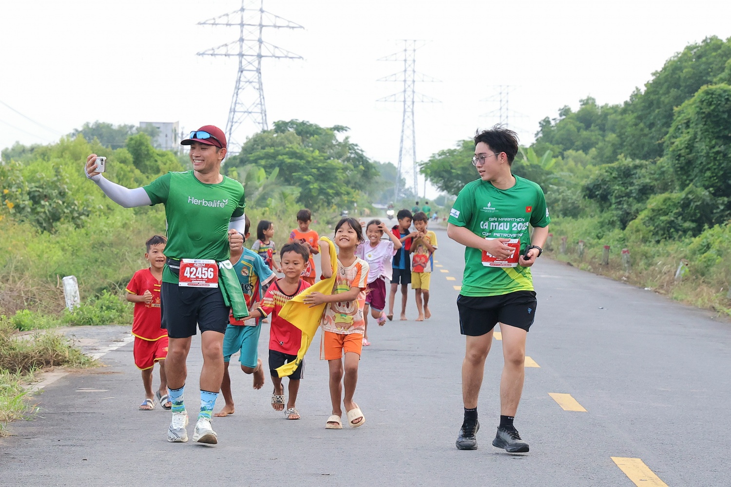 60 tỷ đồng được trao cho Quỹ Thắp Sáng Niềm Tin tại Giải Marathon Cà Mau 2025 - Cúp Petrovietnam 60 tỷ đồng được trao cho Quỹ Thắp Sáng Niềm Tin tại Giải Marathon Cà Mau 2025 - Cúp Petrovietnam