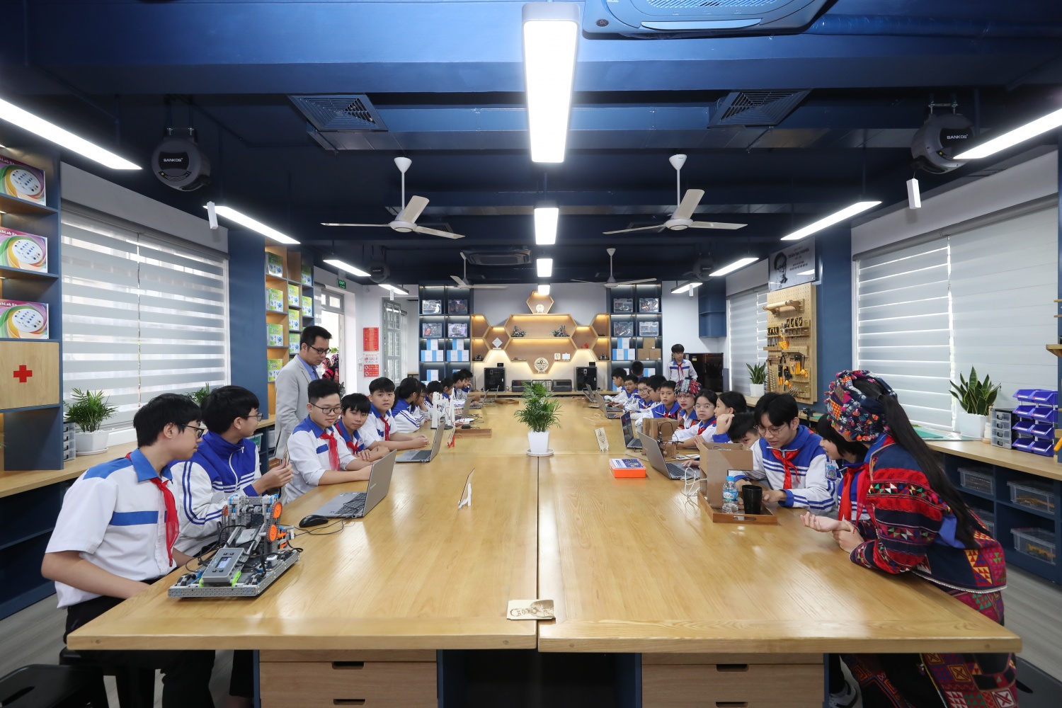 [Chùm ảnh] Một bước tiến đầy tự hào: Khánh thành Phòng STEM tại Tuyên Quang