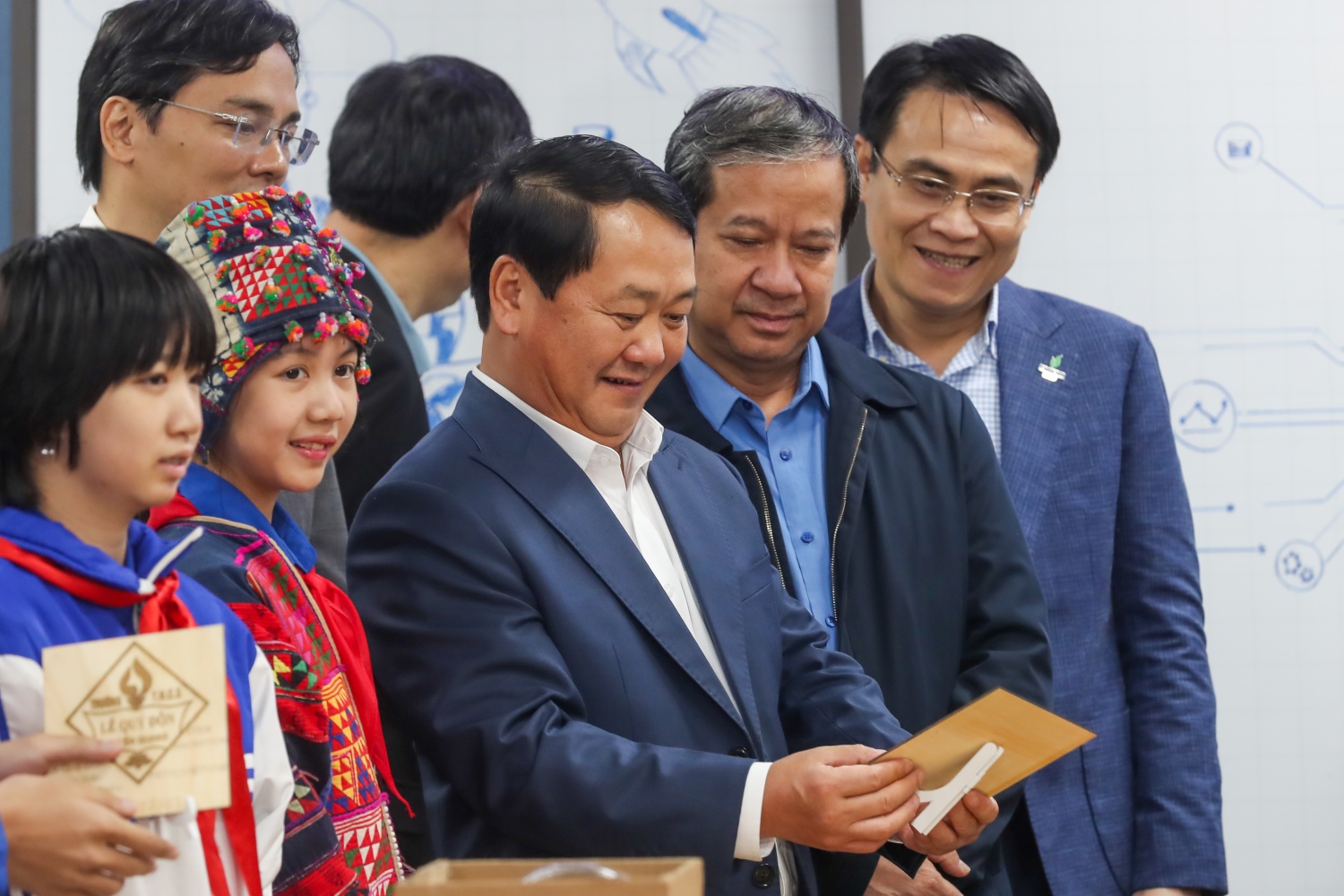 [Chùm ảnh] Một bước tiến đầy tự hào: Khánh thành Phòng STEM tại Tuyên Quang