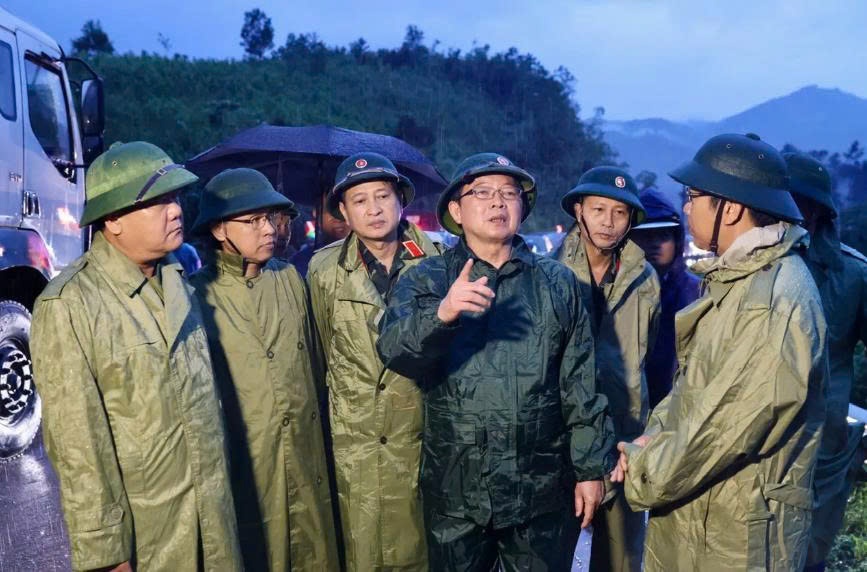 Phó Thủ tướng Hồ Quốc Dũng kiểm tra công tác ứng phó, khắc phục hậu quả mưa lũ tại Khánh Hoà. Phó Thủ tướng Hồ Quốc Dũng kiểm tra công tác ứng phó, khắc phục hậu quả mưa lũ tại Khánh Hoà.