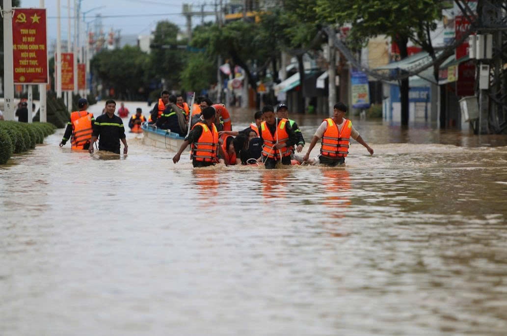 lực lượng cứu nạn cứu hộ tổ chức sơ tán nhiều người dân bị cô lập do nước lũ dâng cao lực lượng cứu nạn cứu hộ tổ chức sơ tán nhiều người dân bị cô lập do nước lũ dâng cao