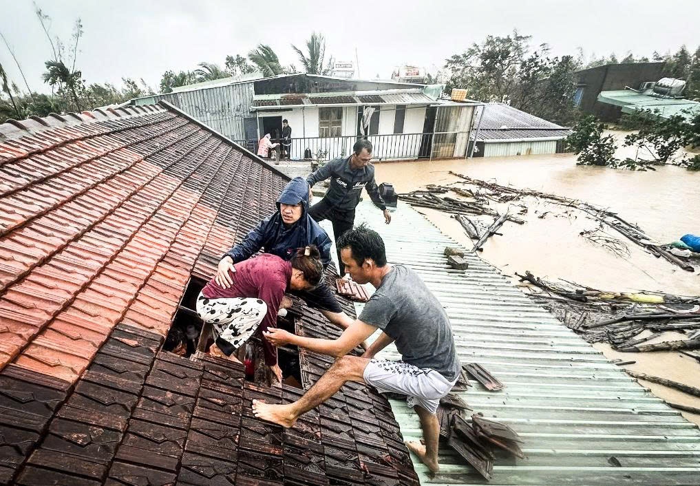 Nước lũ dâng lên sắp ngập mái nhà, người dân hỗ trợ dỡ mái ngói đưa người bên trong ra ngoài - Ảnh: Người dân cung cấp Nước lũ dâng lên sắp ngập mái nhà, người dân hỗ trợ dỡ mái ngói đưa người bên trong ra ngoài - Ảnh: Người dân cung cấp
