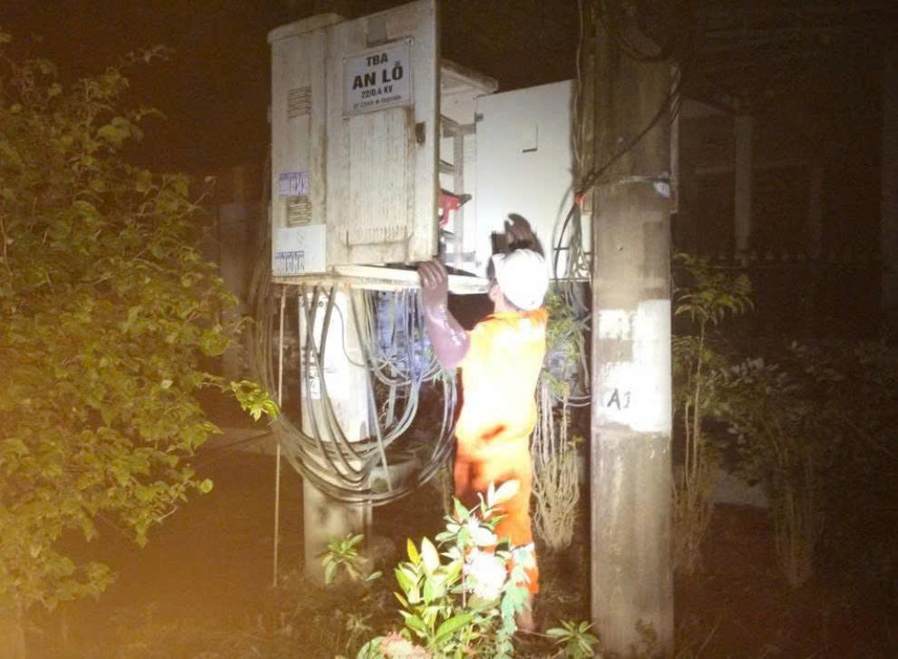 Công nhân ngành điện miền Trung thâu đêm khắc phục sự cố Công nhân ngành điện miền Trung thâu đêm khắc phục sự cố