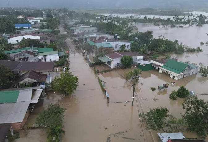 Nhiều địa phương ở phía Tây Đắk Lắk vẫn đang bị ngập trong nước Nhiều địa phương ở phía Tây Đắk Lắk vẫn đang bị ngập trong nước