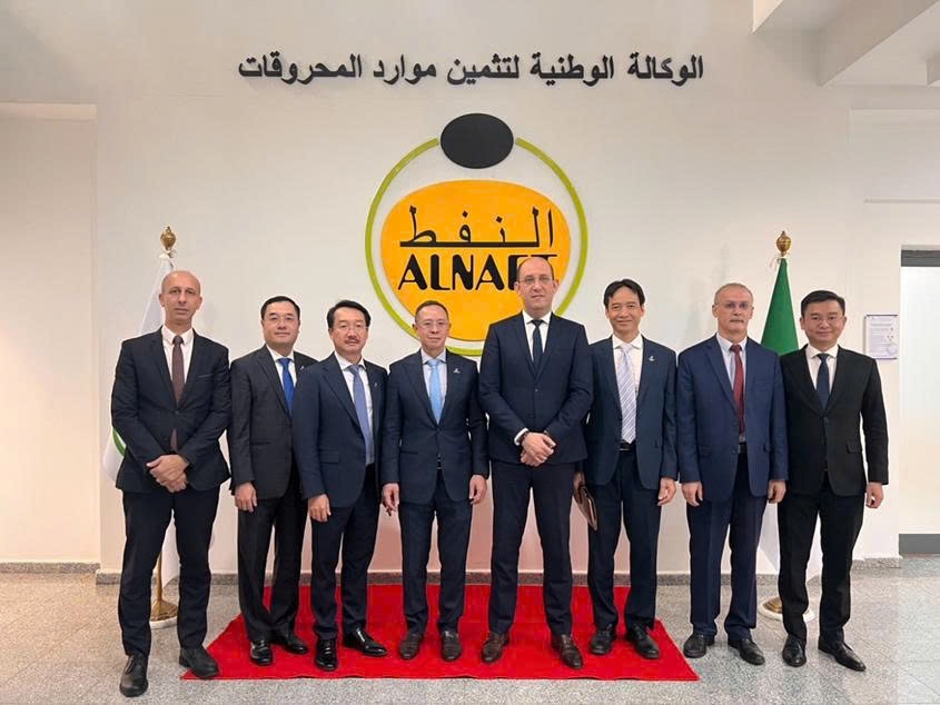 Lãnh đạo hai Bên tặng quà và chụp ảnh lưu niệm 