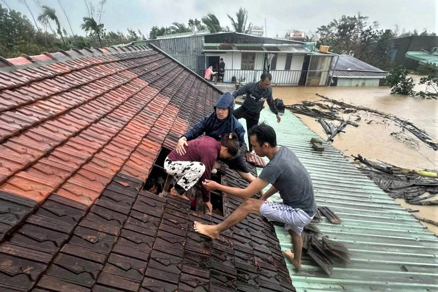 Nước lũ vượt đỉnh lịch sử, nhiều khu vực ở miền Trung - Tây Nguyên vẫn ngập sâu