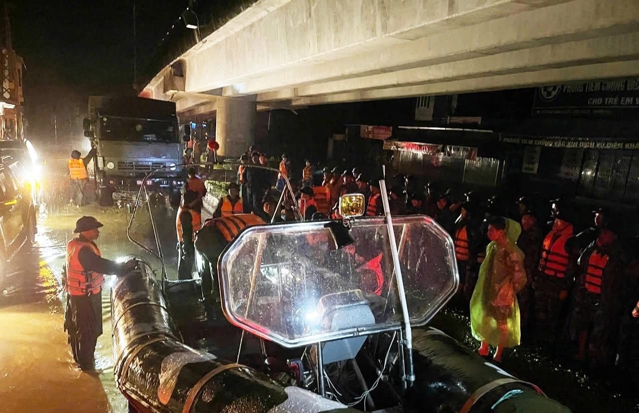 Nước lũ vượt đỉnh lịch sử, nhiều khu vực ở miền Trung - Tây Nguyên vẫn ngập sâu