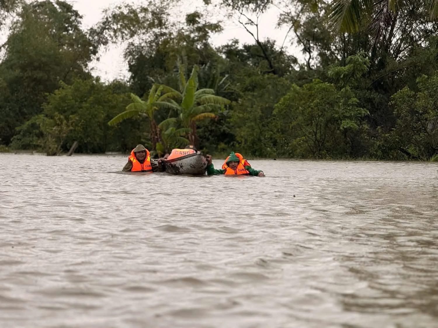 Nước lũ vượt đỉnh lịch sử, nhiều khu vực ở miền Trung - Tây Nguyên vẫn ngập sâu