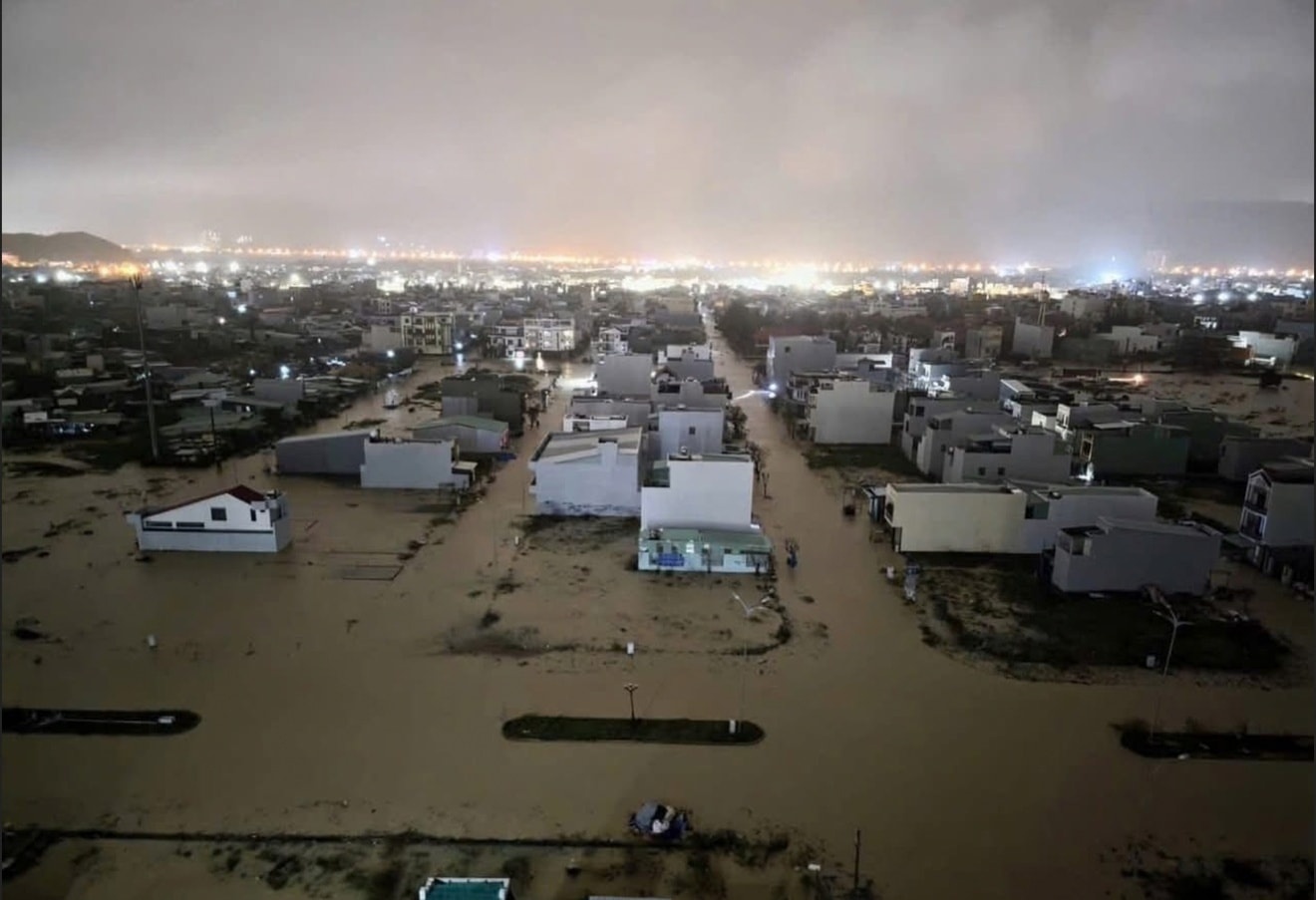 Nước lũ vượt đỉnh lịch sử, nhiều khu vực ở miền Trung - Tây Nguyên vẫn ngập sâu