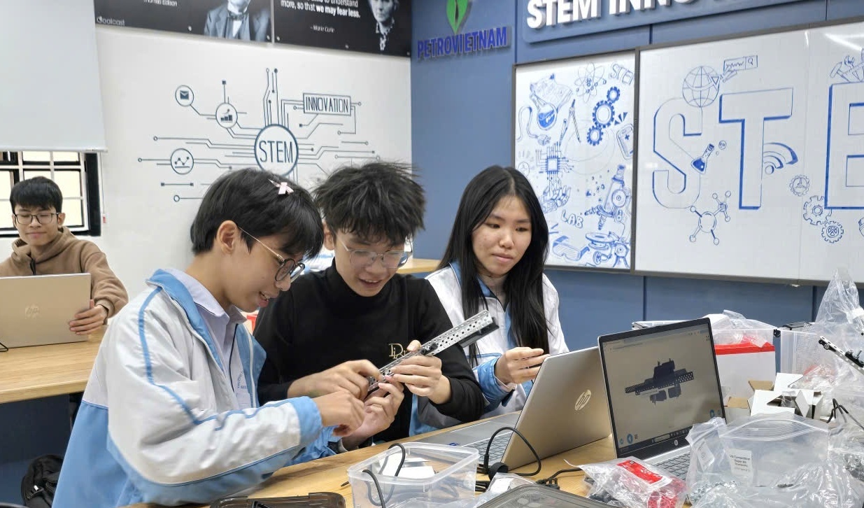 Học sinh Trường THPT chuyên Lam Sơn chủ động “mở khóa” phòng STEM
