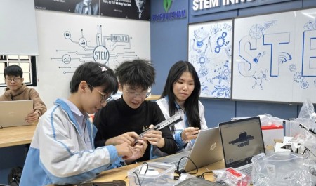 Học sinh Trường THPT chuyên Lam Sơn chủ động “mở khóa” phòng STEM