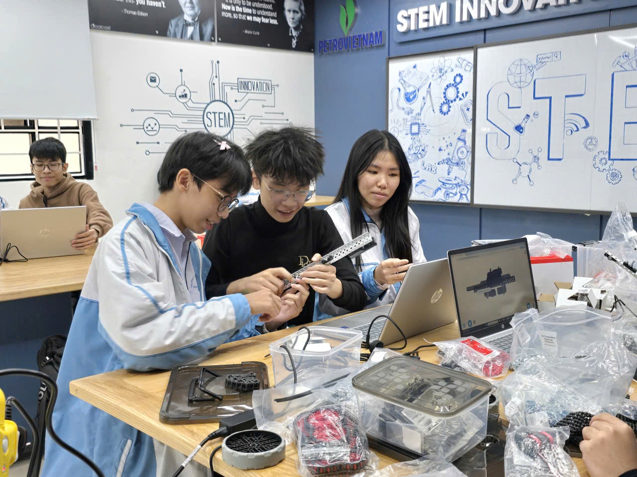 Học sinh THPT chuyên Lam Sơn chủ động “mở khóa” phòng STEM Học sinh Trường THPT chuyên Lam Sơn chủ động “mở khóa” phòng STEM