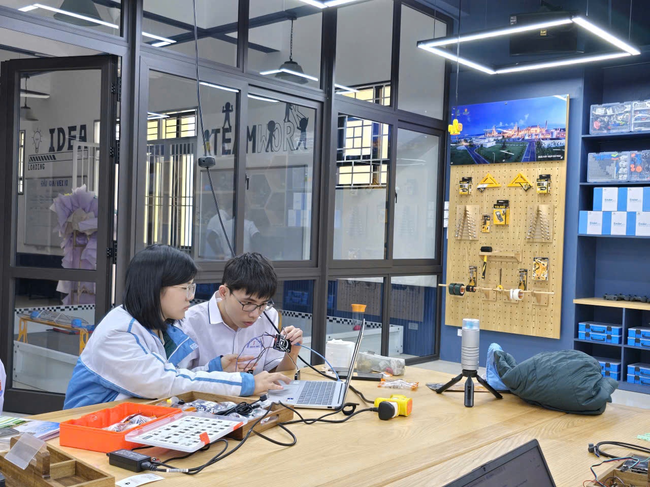 Học sinh THPT chuyên Lam Sơn chủ động “mở khóa” phòng STEM Học sinh Trường THPT chuyên Lam Sơn chủ động “mở khóa” phòng STEM