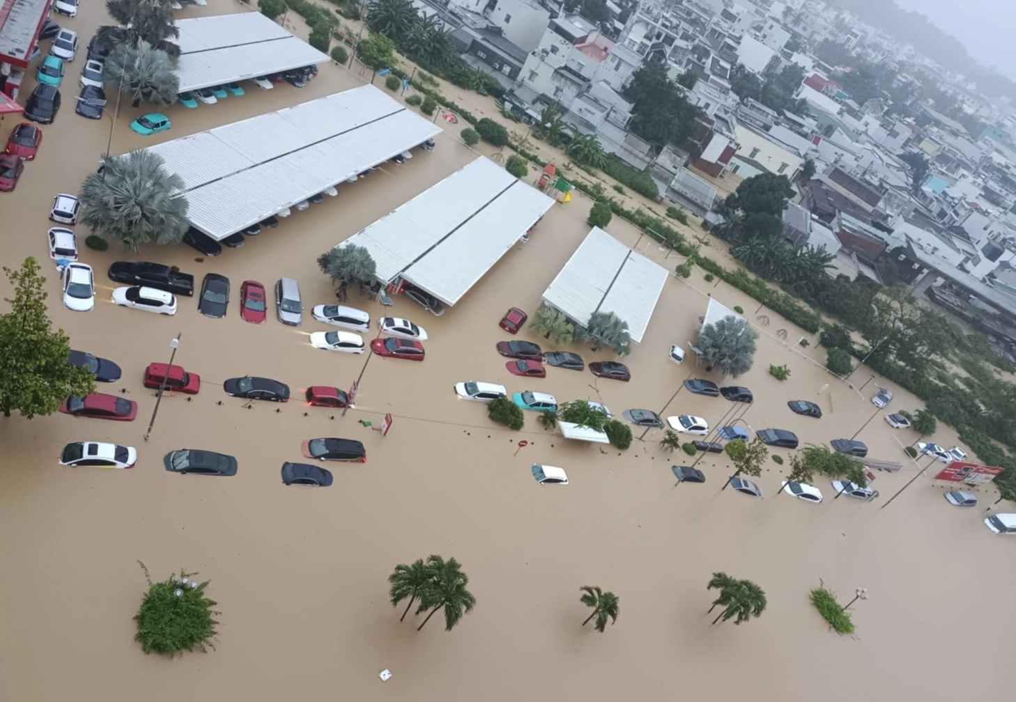 Ngập lụt diện rộng từ Huế đến Khánh Hòa, nhiều sông vượt báo động 3